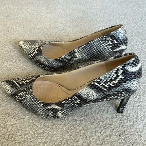 Life Stride Black and White snakeskin print heels - size 8